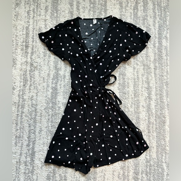 bp • Black & White Mckenna Floral Wrap Dress - Picture 2 of 8